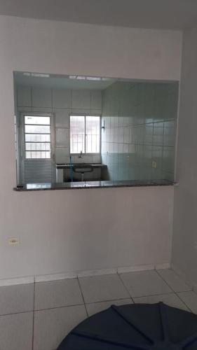 uno specchio in una stanza con lavandino e due finestre di Casa de praia Itamaracá em Jaguaribe a Jaguaribe