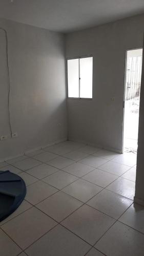 Habitación vacía con suelo de baldosa y 2 ventanas en Casa de praia Itamaracá em Jaguaribe en Jaguaribe