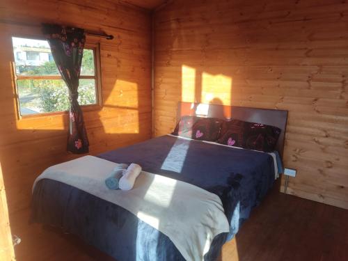 a bedroom with a bed in a log cabin at El Cabañazo in Villa de Leyva