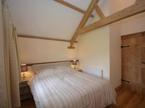 Un pat sau paturi într-o cameră la 3 Bed in Tiverton 49356