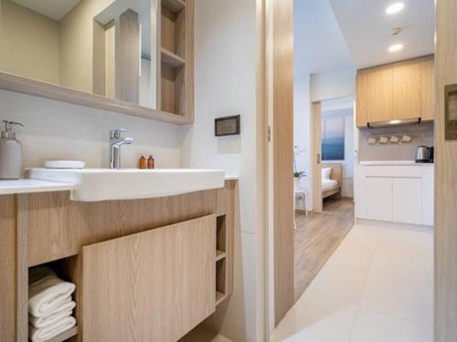 uma casa de banho com um lavatório e uma casa de banho com uma banheira em 2 спальни Апартаменты на Бангтао 600 метров от моря em Praia de Bang Tao