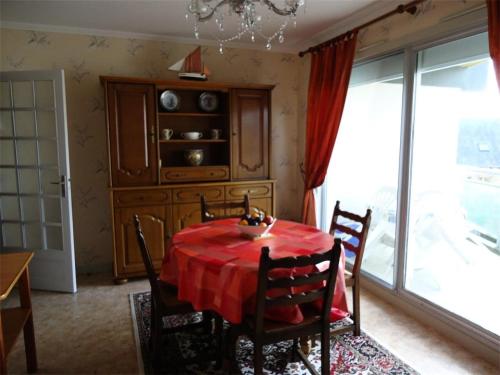une salle à manger avec une table et des chaises rouges dans l'établissement Résidence Les Goelands - Appartement T3, a proximité de toutes commodités. MAE-6634, à Pléneuf-Val-André
