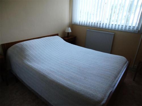 - une chambre avec un lit, une fenêtre et un lit sidx sidx dans l'établissement Résidence Les Goelands - Appartement T3, a proximité de toutes commodités. MAE-6634, à Pléneuf-Val-André