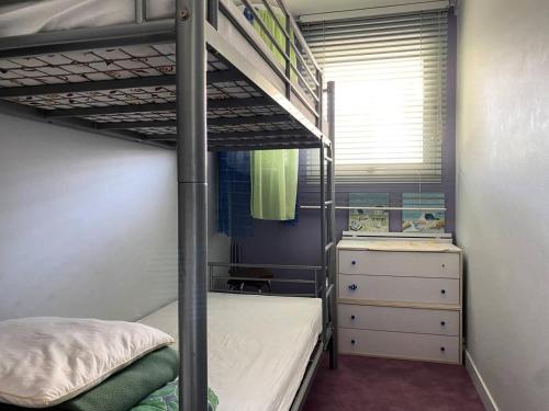 Dormitorio pequeño con litera y vestidor en Résidence Parc - 3 Pièces pour 4 Personnes 714, en Pléneuf-Val-André