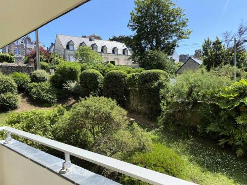 d'un balcon avec vue sur le jardin. dans l'établissement Résidence Parc - Appartement T3 , dans une résidence à 100m de la plage, au cœur du Val André. MAE-6714, à Pléneuf-Val-André