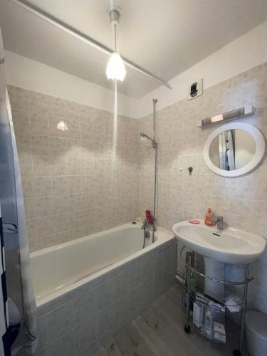 une salle de bain avec un lavabo et une baignoire et un lavabo dans l'établissement Résidence Les Bains - Charmant studio de 30m², sur l'avenue du Val-André. MAE-6504, à Pléneuf-Val-André