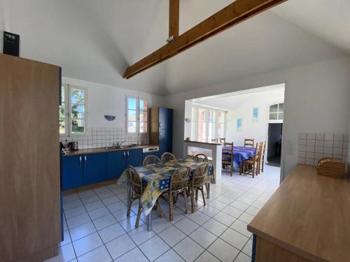 cocina con mesa y sillas en una habitación en Résidence -pleneuf Val Andre - Maisons & Villas 694 en Pléneuf-Val-André