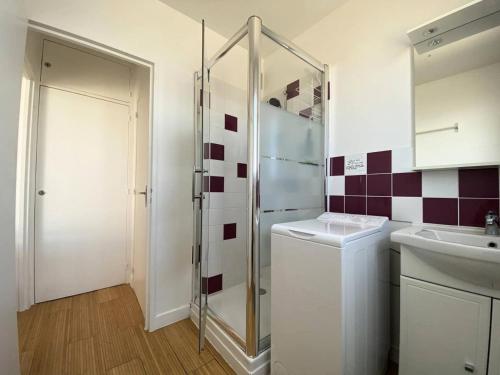 une salle de bain avec un lavabo et une douche dans l'établissement Résidence Casino - Studio pour 2 Personnes 484, à Pléneuf-Val-André