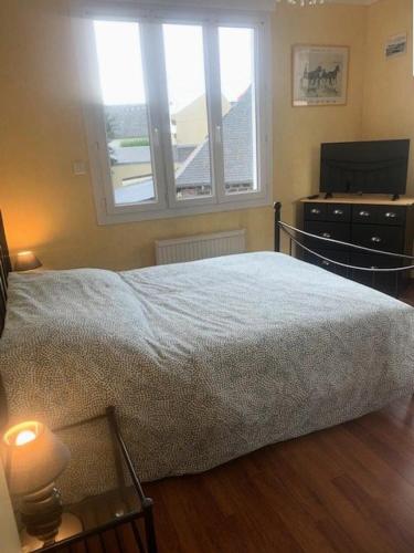 une chambre avec un lit, une commode et une fenêtre dans l'établissement Résidence 620-pleneuf Val Andre - Belle maison néo-bretonne dans un quartier résidentiel sur les hauteurs du Val André MAE-7614, à Pléneuf-Val-André