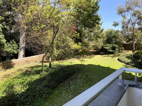 une vue d'un jardin depuis le balcon d'une maison dans l'établissement Résidence Parc - Appartement T2 de 42m², à deux pas de la plage du Val André. MAE-6564, à Pléneuf-Val-André