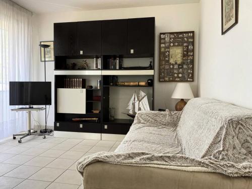 une chambre avec un lit et une télévision à écran plat dans l'établissement Résidence Parc - Appartement T2 de 42m², à deux pas de la plage du Val André. MAE-6564, à Pléneuf-Val-André