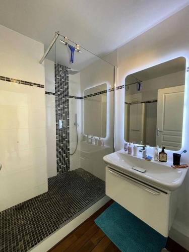une salle de bain blanche avec un lavabo et une douche dans l'établissement Résidence Le Rocher - Appartement duplex avec vue sur les toits du val andré MAE-5384, à Pléneuf-Val-André