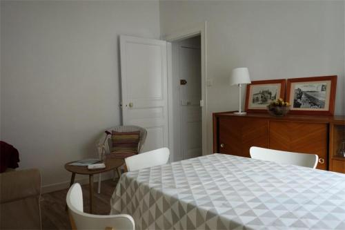 d'un salon avec une table et des chaises et d'une chambre avec une table. dans l'établissement Résidence 438-pleneuf Val Andre - Charmant T3 entièrement refait à neuf, à quelques mètres des plages. MAE-6654, à Pléneuf-Val-André
