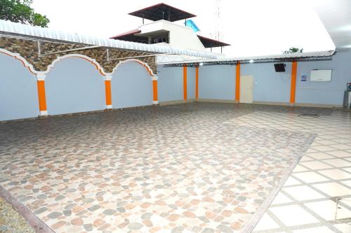 a building with a tile floor in front of it at Hotel SMIR in Huaquillas