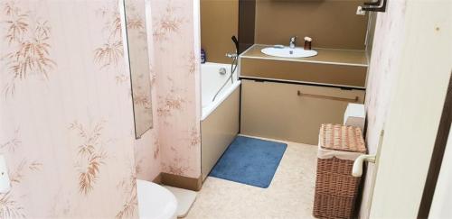 une salle de bain avec toilettes et lavabo dans l'établissement Résidence Maitre De Port - Studio de 35m², avec pleine vue mer sur le port de Dahouët. MAE-6754, à Pléneuf-Val-André