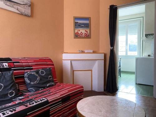 un salon avec un canapé et une cheminée dans l'établissement Résidence Ondine - Charmant T2 de 34m² en plein cœur de la station balnéaire. MAE-2764, à Pléneuf-Val-André