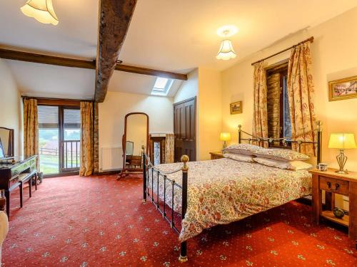 5 Bed in Brecon BN038 في Llanspyddid: غرفة نوم بسرير في غرفة