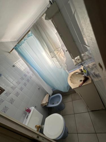 a small bathroom with a toilet and a sink at Depto para 4 a 4 cuadras de la playa in Mar del Plata