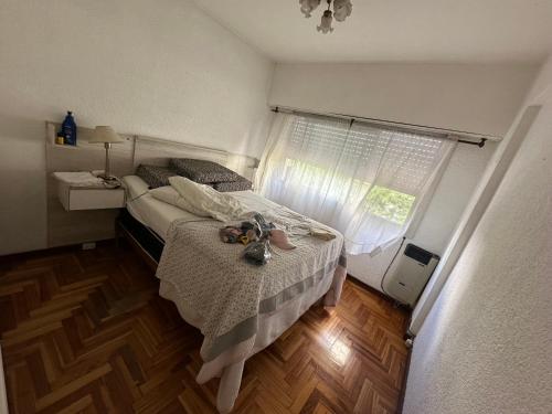 a small bedroom with a bed and a window at Depto para 4 a 4 cuadras de la playa in Mar del Plata