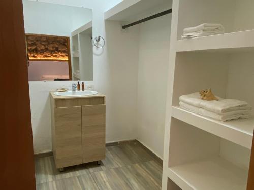 ein Bad mit einem Waschbecken und einem Spiegel in der Unterkunft Casa Zaguan in Cartagena de Indias
