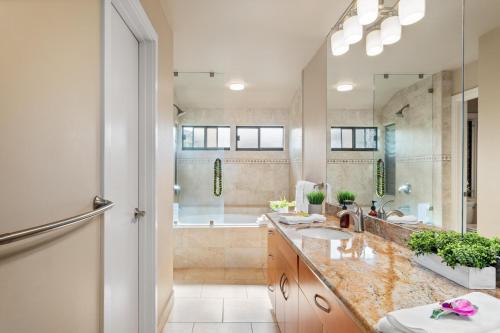 a bathroom with two sinks and a large mirror at Kapalua Ridge Villas 1423 in Kahana