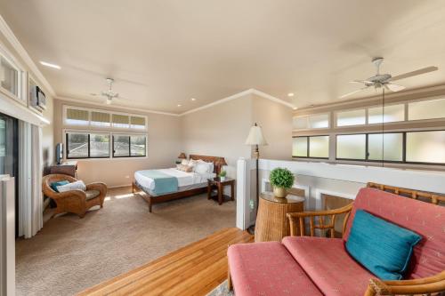 a bedroom with a bed and a living room at Kapalua Ridge Villas 1423 in Kahana
