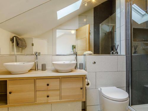 a bathroom with two sinks and a toilet at 3 bed in Wedmore 83630 in Edington