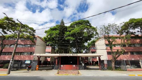 un edificio en una calle de la ciudad con un edificio en Quarto Pernoite em apartamento Guarulhos Aeroporto Fast Sleep Individual en Guarulhos
