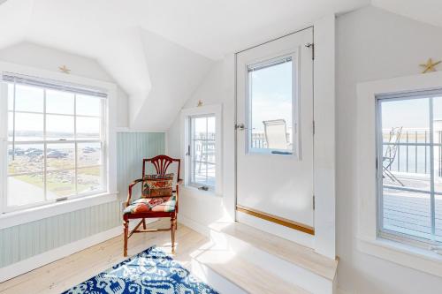 Habitación con ventanas, silla y alfombra. en Ipswich Sanctuary, en Ipswich