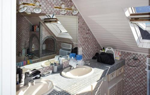 阿戈斯維達洛斯的住宿－Villa avec piscine et vue imprenable，一间带两个盥洗盆和大镜子的浴室