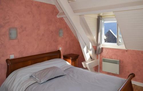 1 dormitorio con cama y ventana en Villa avec piscine et vue imprenable, en Agos-Vidalos