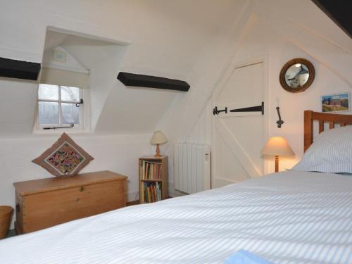 ein Schlafzimmer mit einem großen weißen Bett und einem Fenster in der Unterkunft 3 Bed in Arthog 66579 in Arthog
