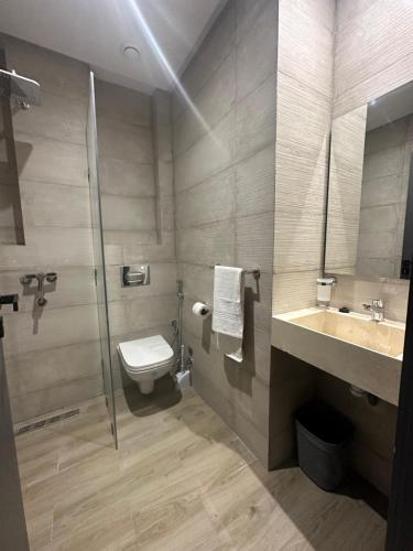 阿加迪爾的住宿－Stay Inn，浴室配有卫生间、盥洗盆和淋浴。