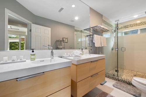 a bathroom with two sinks and a shower at The Palms- Pool Jacuzzi and Pet Friendly in Palm Springs
