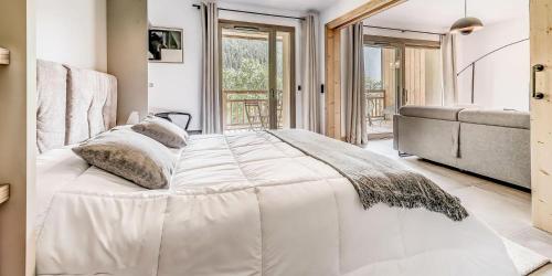 un grand lit blanc dans une chambre avec une fenêtre dans l'établissement Résidence Les Terrasses De La Vanoise - 4 Pièces pour 6 Personnes MAE-6014, à Champagny-en-Vanoise
