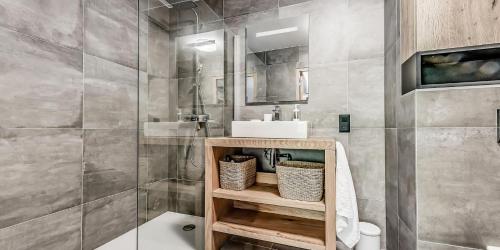 une salle de bain avec un lavabo et une douche dans l'établissement Résidence Les Terrasses De La Vanoise - 4 Pièces pour 6 Personnes MAE-6014, à Champagny-en-Vanoise