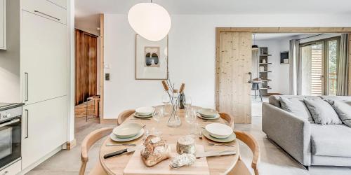 un salon avec une table et un canapé dans l'établissement Résidence Les Terrasses De La Vanoise - 4 Pièces pour 6 Personnes MAE-6014, à Champagny-en-Vanoise