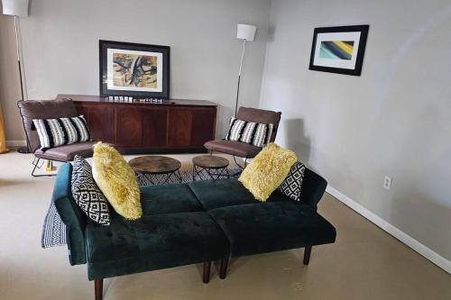 a living room with a green couch and two chairs at Fully Furnished Vicksburg Home Sleeps 10 in Vicksburg