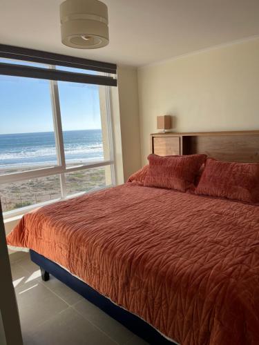 - une chambre avec un lit et une vue sur l'océan dans l'établissement Resort Laguna del mar, à La Serena