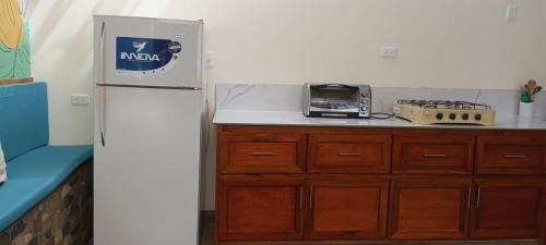 a kitchen with a refrigerator and a toaster at SUITE CONFORTABLE CAROLINA in Quito