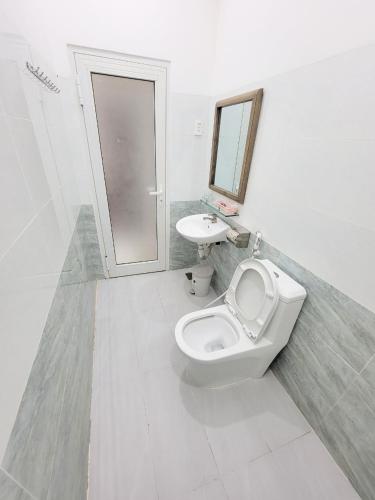 a bathroom with a toilet and a sink at Amy Motel Xuyên Mộc in Xuyên Mộc