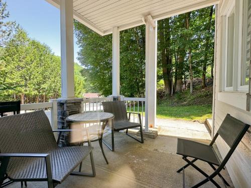 Taman di luar The Alpine Nest - 3 Beds - 4 Guests - Free Parking - Pool