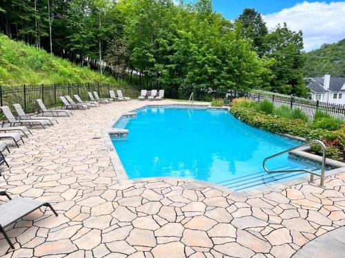 Kolam renang di atau dekat dengan The Alpine Nest - 3 Beds - 4 Guests - Free Parking - Pool