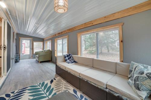 uma sala de estar com um sofá e uma janela em Scenic Evans Hideaway Steps to Lake Huron! em Oscoda