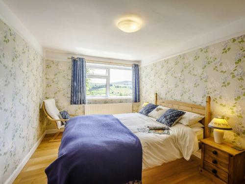 um quarto com uma cama grande e uma janela em 3 bed in Rothbury 63025 em Rothbury