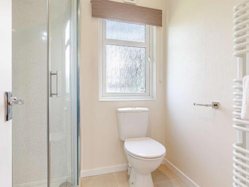 uma casa de banho com um WC e uma janela em 3 Bed in Dartmoor National Park 06199 em Okehampton