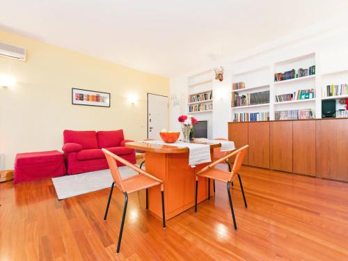 ein Wohnzimmer mit einem roten Sofa und einem Tisch in der Unterkunft Italianway-Vallazze in Mailand