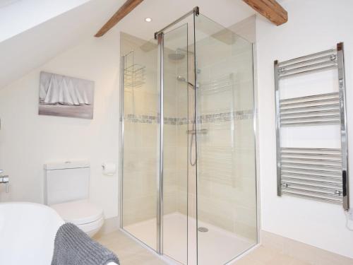 a glass shower in a bathroom with a toilet at 3 Bed in Fordingbridge 66130 in Redlynch