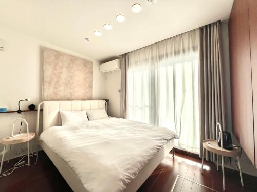 a bedroom with a large white bed and a window at Zut Shinjuku House-SJ0415 in Tokyo