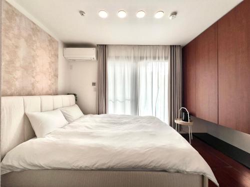 a bedroom with a white bed and a window at Zut Shinjuku House-SJ0415 in Tokyo